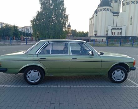 Зеленый Мерседес В123, объемом двигателя 2.4 л и пробегом 632 тыс. км за 1500 $, фото 2 на Automoto.ua