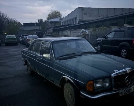 Зеленый Мерседес В123, объемом двигателя 3 л и пробегом 300 тыс. км за 600 $, фото 1 на Automoto.ua