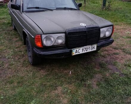 Зеленый Мерседес В123, объемом двигателя 2.4 л и пробегом 300 тыс. км за 1450 $, фото 1 на Automoto.ua