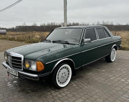 Зеленый Мерседес В123, объемом двигателя 2.4 л и пробегом 200 тыс. км за 2200 $, фото 1 на Automoto.ua