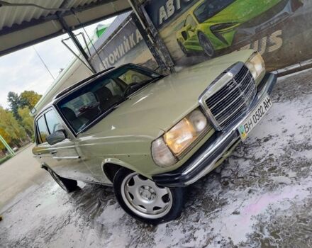 Зеленый Мерседес В123, объемом двигателя 2.4 л и пробегом 350 тыс. км за 2000 $, фото 1 на Automoto.ua