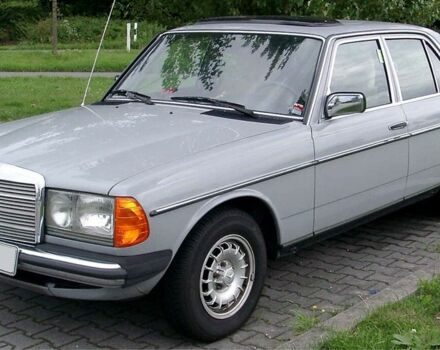 Зеленый Мерседес В123, объемом двигателя 2 л и пробегом 300 тыс. км за 650 $, фото 1 на Automoto.ua