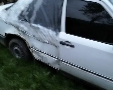 Білий Мерседес В124, об'ємом двигуна 2 л та пробігом 500 тис. км за 400 $, фото 5 на Automoto.ua