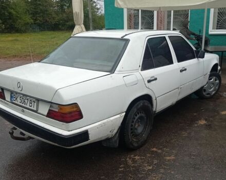 Белый Мерседес В124, объемом двигателя 2 л и пробегом 1000 тыс. км за 834 $, фото 5 на Automoto.ua