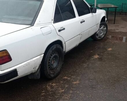 Белый Мерседес В124, объемом двигателя 2 л и пробегом 1000 тыс. км за 834 $, фото 4 на Automoto.ua