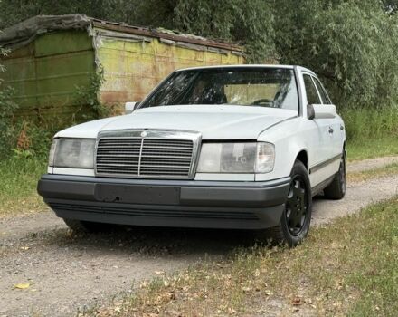 Белый Мерседес В124, объемом двигателя 3 л и пробегом 444 тыс. км за 2200 $, фото 1 на Automoto.ua