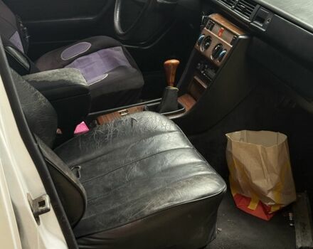 Белый Мерседес В124, объемом двигателя 3 л и пробегом 444 тыс. км за 2200 $, фото 14 на Automoto.ua