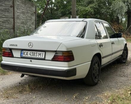 Белый Мерседес В124, объемом двигателя 3 л и пробегом 444 тыс. км за 2200 $, фото 3 на Automoto.ua