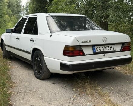 Белый Мерседес В124, объемом двигателя 3 л и пробегом 444 тыс. км за 2200 $, фото 4 на Automoto.ua