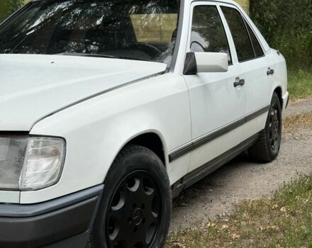 Белый Мерседес В124, объемом двигателя 3 л и пробегом 444 тыс. км за 2200 $, фото 2 на Automoto.ua