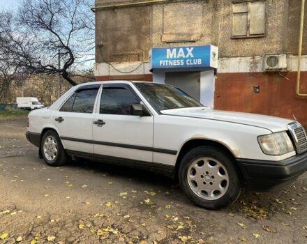 Белый Мерседес В124, объемом двигателя 2.5 л и пробегом 297 тыс. км за 2200 $, фото 2 на Automoto.ua