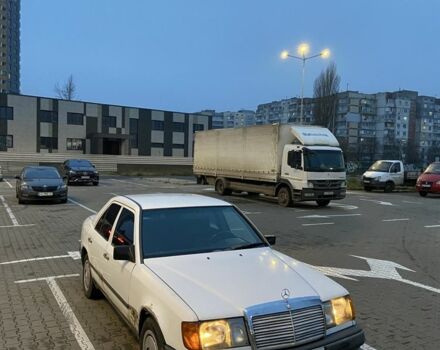 Белый Мерседес В124, объемом двигателя 2 л и пробегом 350 тыс. км за 1300 $, фото 5 на Automoto.ua