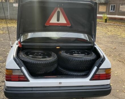 Белый Мерседес В124, объемом двигателя 2.5 л и пробегом 297 тыс. км за 2200 $, фото 11 на Automoto.ua