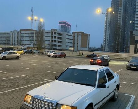 Белый Мерседес В124, объемом двигателя 2 л и пробегом 350 тыс. км за 1300 $, фото 1 на Automoto.ua