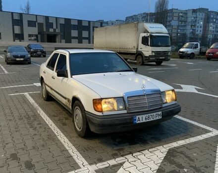 Белый Мерседес В124, объемом двигателя 2 л и пробегом 350 тыс. км за 1300 $, фото 4 на Automoto.ua