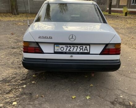 Белый Мерседес В124, объемом двигателя 2.5 л и пробегом 297 тыс. км за 2200 $, фото 4 на Automoto.ua