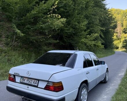 Білий Мерседес В124, об'ємом двигуна 2.3 л та пробігом 245 тис. км за 1800 $, фото 4 на Automoto.ua