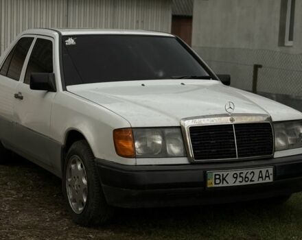 Белый Мерседес В124, объемом двигателя 2.3 л и пробегом 286 тыс. км за 1700 $, фото 4 на Automoto.ua