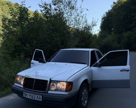 Білий Мерседес В124, об'ємом двигуна 2.3 л та пробігом 245 тис. км за 1800 $, фото 1 на Automoto.ua