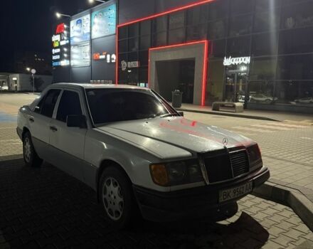 Белый Мерседес В124, объемом двигателя 2.3 л и пробегом 286 тыс. км за 1700 $, фото 5 на Automoto.ua