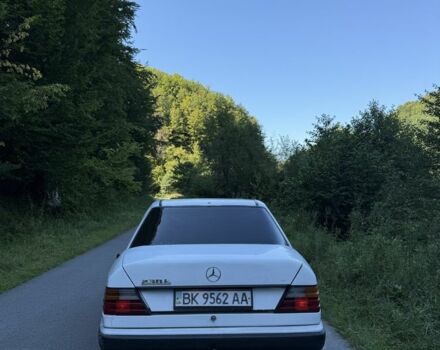 Білий Мерседес В124, об'ємом двигуна 2.3 л та пробігом 245 тис. км за 1800 $, фото 3 на Automoto.ua