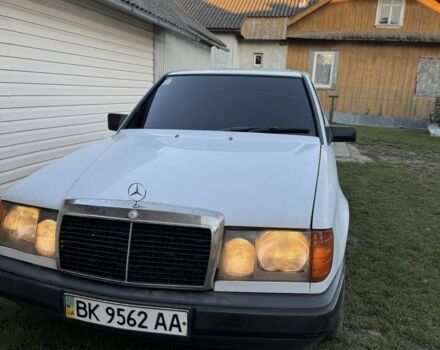 Белый Мерседес В124, объемом двигателя 2.3 л и пробегом 286 тыс. км за 1700 $, фото 2 на Automoto.ua