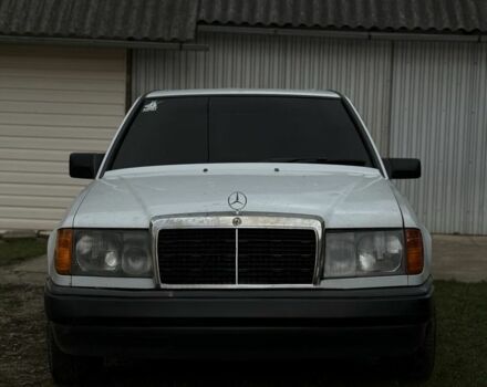 Белый Мерседес В124, объемом двигателя 2.3 л и пробегом 286 тыс. км за 1700 $, фото 3 на Automoto.ua