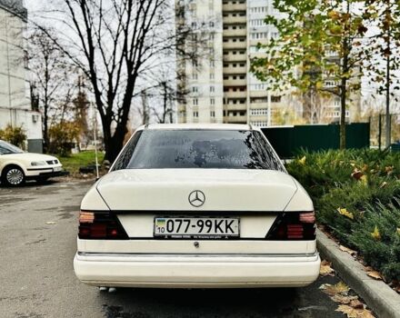 Белый Мерседес В124, объемом двигателя 3 л и пробегом 235 тыс. км за 3000 $, фото 5 на Automoto.ua