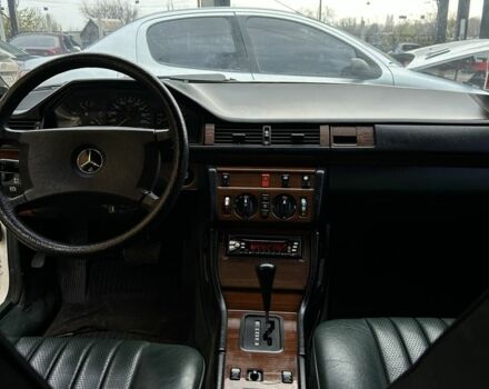 Белый Мерседес В124, объемом двигателя 3 л и пробегом 235 тыс. км за 3000 $, фото 7 на Automoto.ua