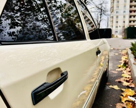 Белый Мерседес В124, объемом двигателя 3 л и пробегом 235 тыс. км за 3000 $, фото 3 на Automoto.ua