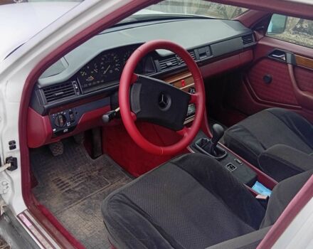 Белый Мерседес В124, объемом двигателя 2.3 л и пробегом 389 тыс. км за 1400 $, фото 3 на Automoto.ua