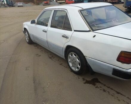 Белый Мерседес В124, объемом двигателя 2 л и пробегом 300 тыс. км за 700 $, фото 4 на Automoto.ua