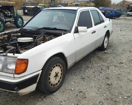 Белый Мерседес В124, объемом двигателя 2.3 л и пробегом 111 тыс. км за 500 $, фото 4 на Automoto.ua