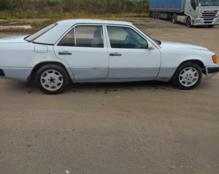 Белый Мерседес В124, объемом двигателя 2 л и пробегом 300 тыс. км за 700 $, фото 2 на Automoto.ua