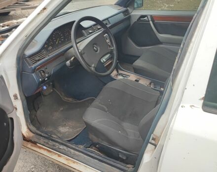 Белый Мерседес В124, объемом двигателя 2.3 л и пробегом 111 тыс. км за 500 $, фото 3 на Automoto.ua