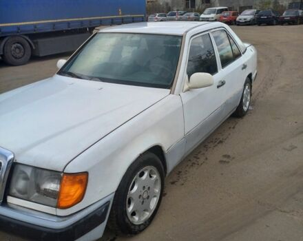 Белый Мерседес В124, объемом двигателя 2 л и пробегом 300 тыс. км за 700 $, фото 1 на Automoto.ua