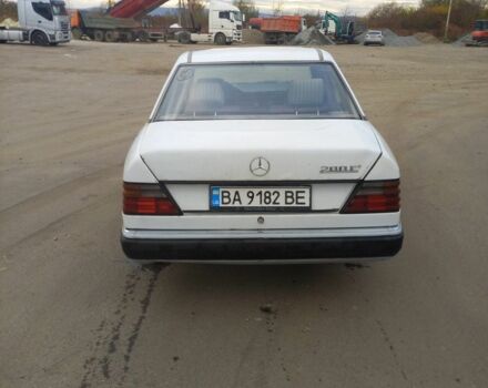 Белый Мерседес В124, объемом двигателя 2 л и пробегом 300 тыс. км за 700 $, фото 6 на Automoto.ua