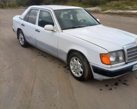Белый Мерседес В124, объемом двигателя 2 л и пробегом 300 тыс. км за 700 $, фото 5 на Automoto.ua