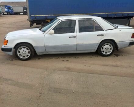 Белый Мерседес В124, объемом двигателя 2 л и пробегом 300 тыс. км за 700 $, фото 3 на Automoto.ua