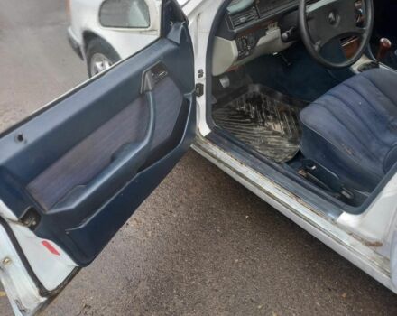 Белый Мерседес В124, объемом двигателя 2 л и пробегом 300 тыс. км за 700 $, фото 7 на Automoto.ua