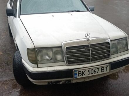 Белый Мерседес В124, объемом двигателя 2 л и пробегом 1000 тыс. км за 834 $, фото 1 на Automoto.ua