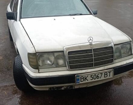 Білий Мерседес В124, об'ємом двигуна 2 л та пробігом 1000 тис. км за 834 $, фото 1 на Automoto.ua