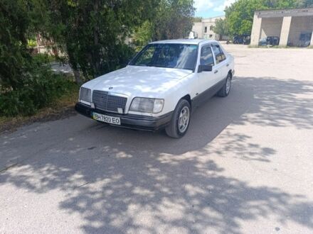 Мерседес В124 1988 в Херсоне на Automoto.ua Белый Мерседес В124, объемом двигателя 2 л и пробегом 300 тыс. км за 1570 $, фото 1 на Automoto.ua