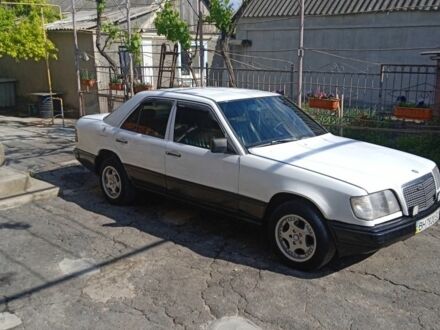 Мерседес В124 1988 у Херсоні на Automoto.ua Білий Мерседес В124, об'ємом двигуна 2 л та пробігом 300 тис. км за 1328 $, фото 1 на Automoto.ua