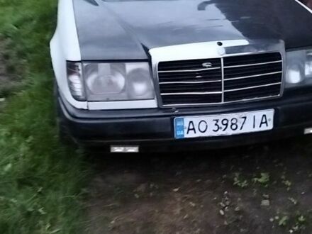 Білий Мерседес В124, об'ємом двигуна 2 л та пробігом 500 тис. км за 400 $, фото 1 на Automoto.ua