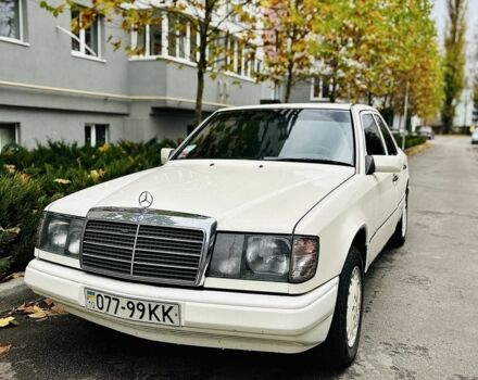 Белый Мерседес В124, объемом двигателя 3 л и пробегом 235 тыс. км за 3000 $, фото 1 на Automoto.ua