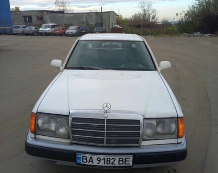 Белый Мерседес В124, объемом двигателя 2 л и пробегом 300 тыс. км за 700 $, фото 1 на Automoto.ua