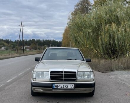 Бежевий Мерседес В124, об'ємом двигуна 2.3 л та пробігом 350 тис. км за 2600 $, фото 1 на Automoto.ua