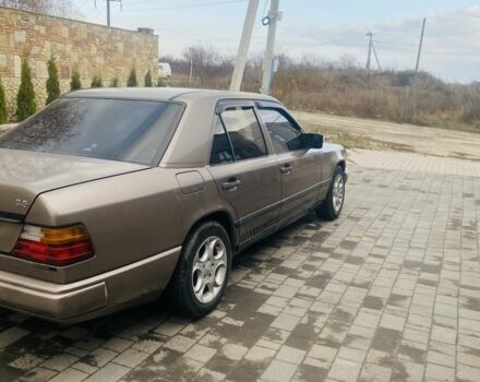 Бежевый Мерседес В124, объемом двигателя 2 л и пробегом 3 тыс. км за 1900 $, фото 2 на Automoto.ua