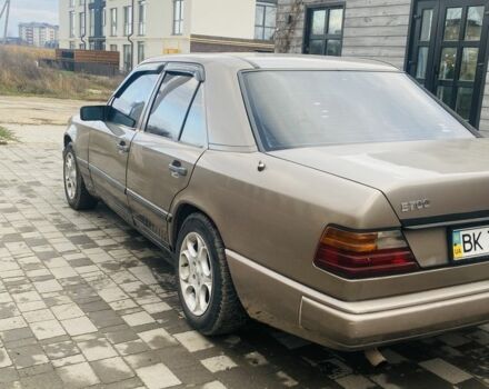 Бежевый Мерседес В124, объемом двигателя 2 л и пробегом 3 тыс. км за 1900 $, фото 1 на Automoto.ua